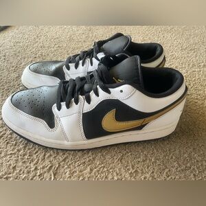 Nike Men’s Low-Top Sneakers - Black/White with Gold Swoosh she 10.5
